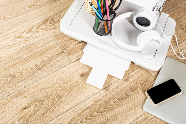 Рабочее место с нитками и схемами